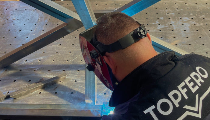 TopFero Werkstatt bei der Fertigung eines Metallgestells